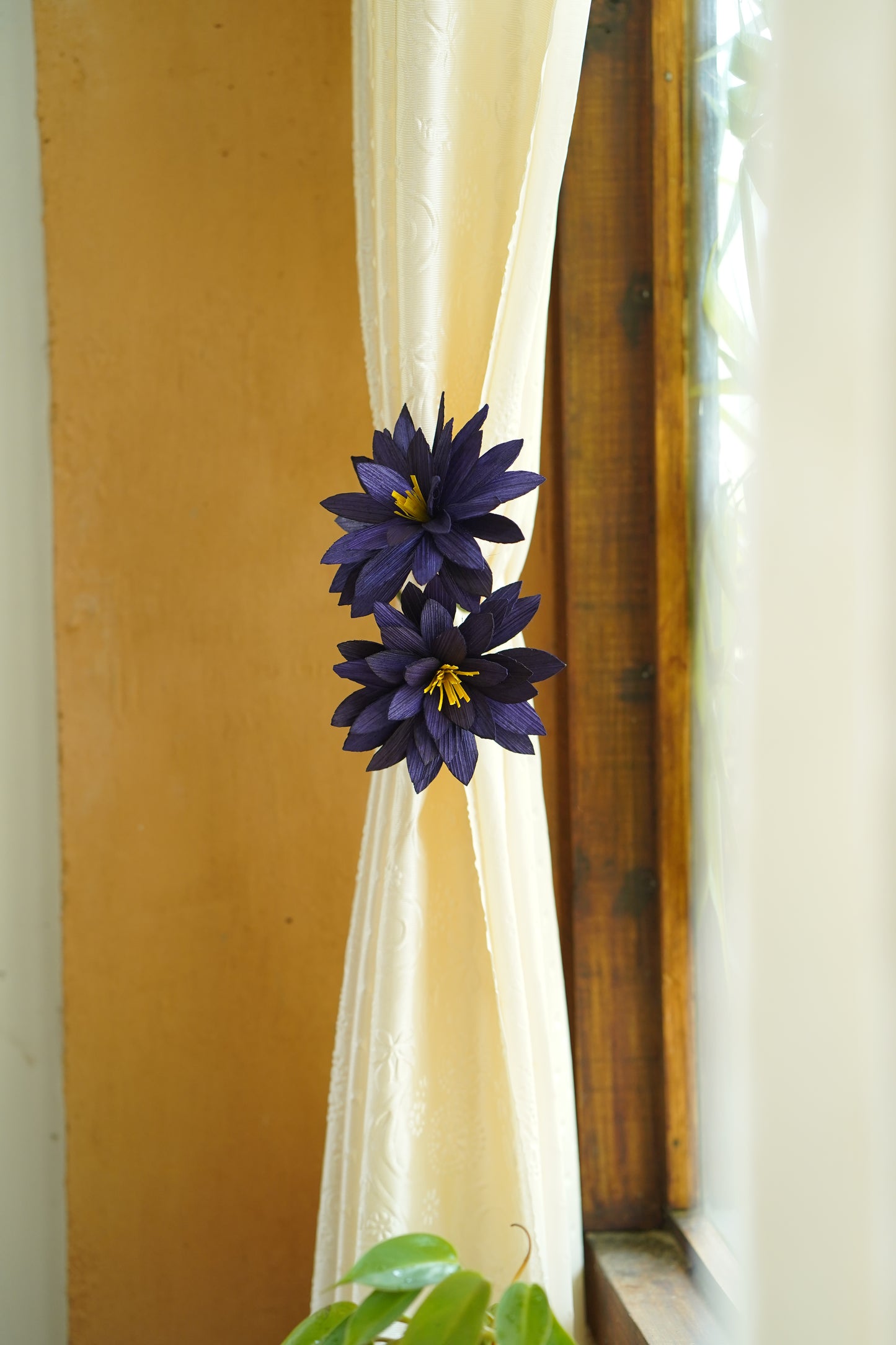Water lily curtain tie