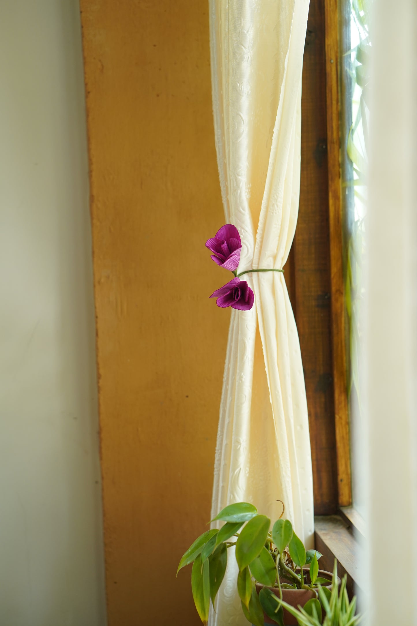 Tulip curtain tie