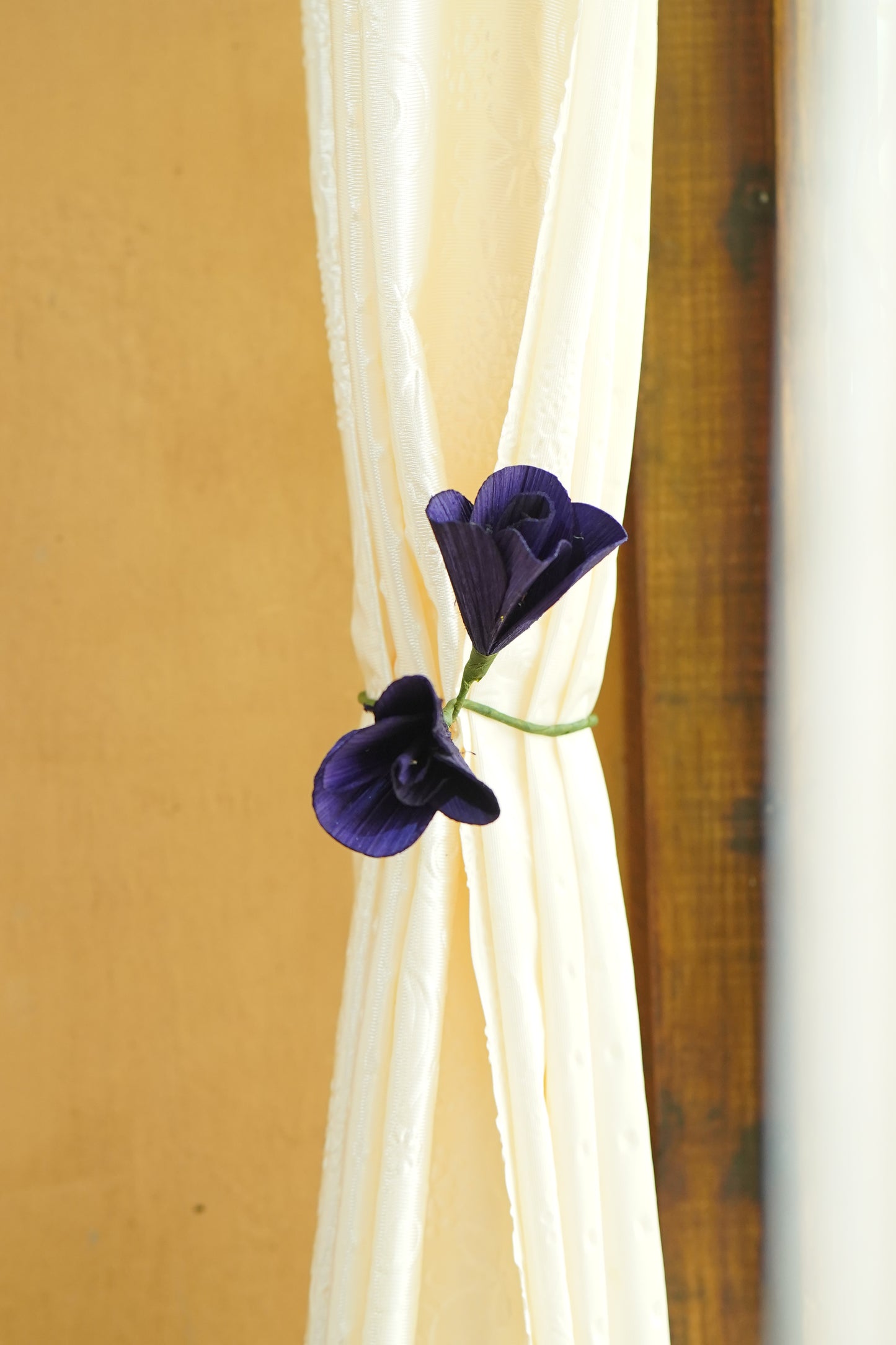 Tulip curtain tie
