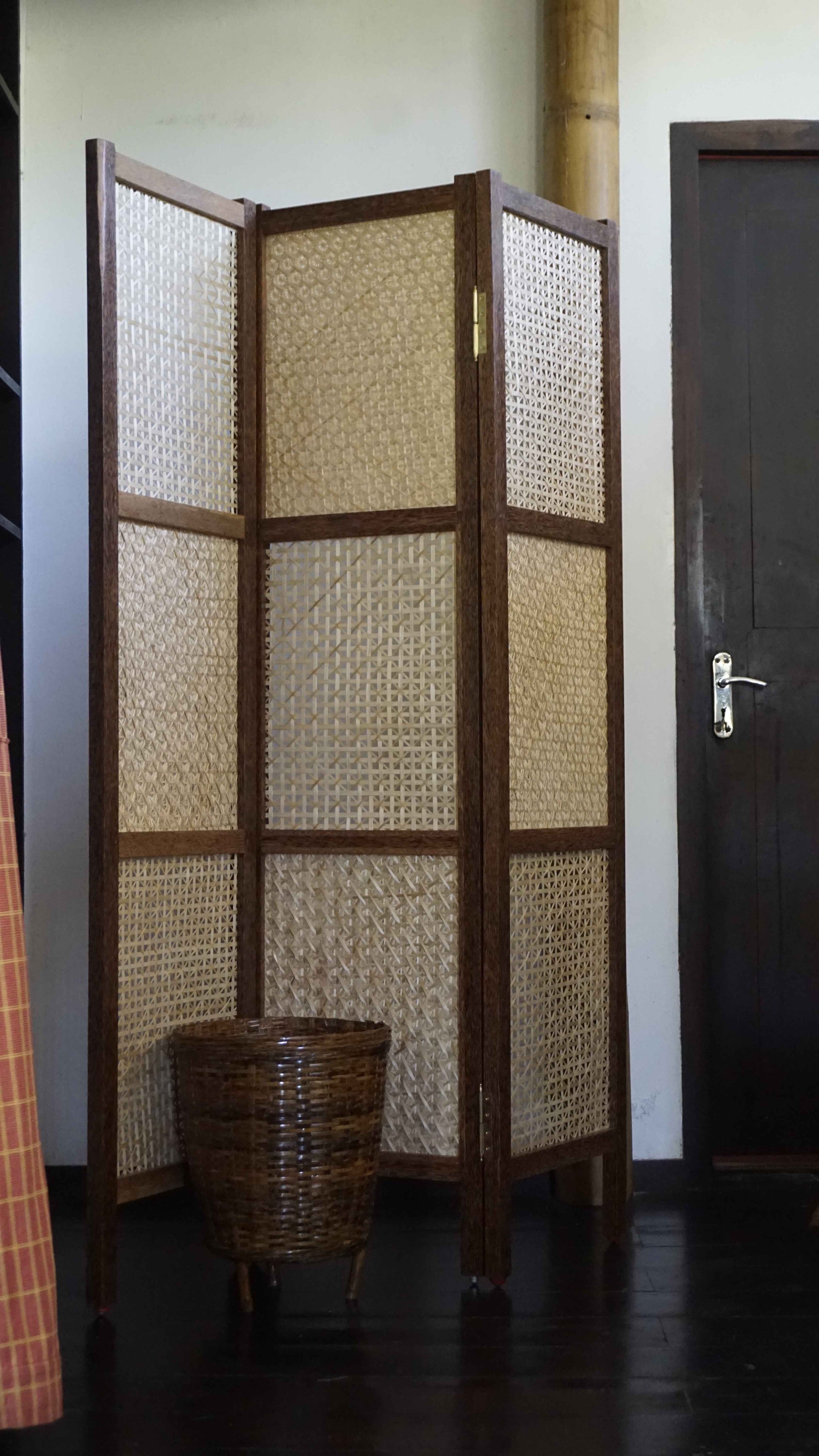 Folding room partition